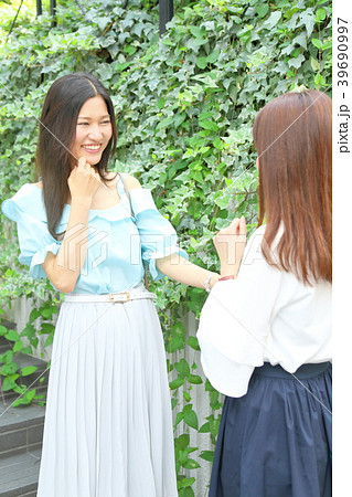 会話する女性 【私服・休日・買い物】 39690997