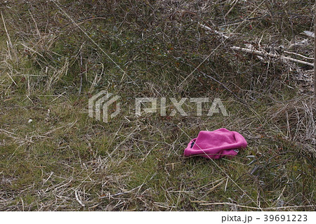 道端の落とし物:帽子 道端の落とし物:帽子 39691223