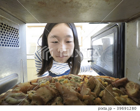 電子レンジでピザをあたためる様子 電子レンジでピザをあたためる様子 39691280