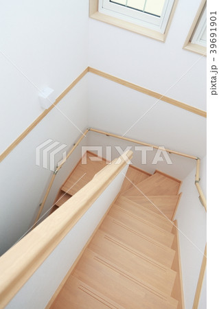 階段 (一軒家 一戸建て ハウス マイホーム 新築 住居 住宅 ライフスタイル 1F 2F 屋内) 39691901