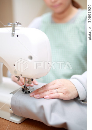 ミシン 家事 主婦 ハンドメイド ママ 母親 裁縫 趣味 顔なし ボディパーツ ライフスタイル の写真素材