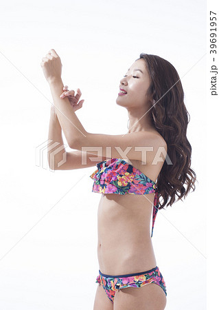 ビキニ姿の若い女性 日差し ビキニ姿の若い女性 日差し 39691957