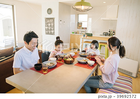 マイホーム 子供のいる家族の食事風景の写真素材