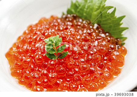 新鮮な鮭の魚卵で作ったいくら醤油漬け 新鮮な鮭の魚卵で作ったいくら醤油漬け 39693038