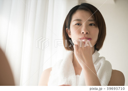 歯みがきをする20代日本人女性　ビューティー 39693710