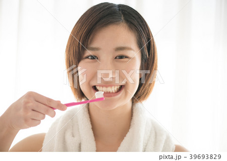 歯みがきをする20代日本人女性 ビューティー 歯みがきをする20代日本人女性 ビューティー 39693829