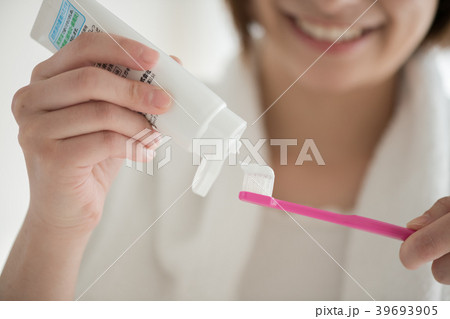 歯磨きをする若い日本人女性　ビューティー 39693905