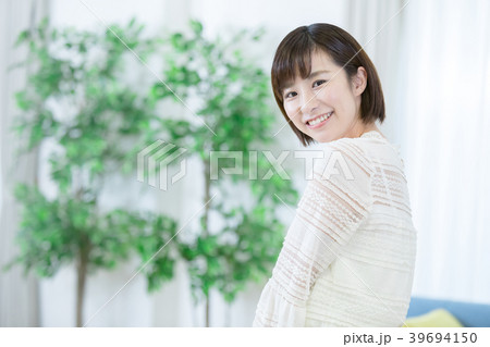 女性ポートレート　明るいイメージ　木材建築 39694150