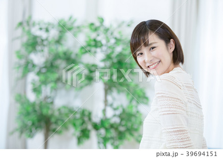 女性ポートレート　明るいイメージ　木材建築 39694151