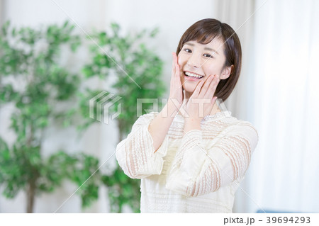 ビューティーイメージ 美容イメージ 女性ポートレート 明るいイメージ 木材建築の写真素材