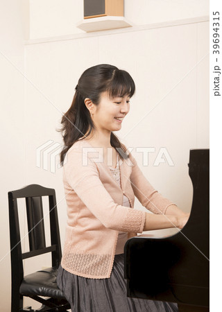 ピアノを弾く女性 39694315