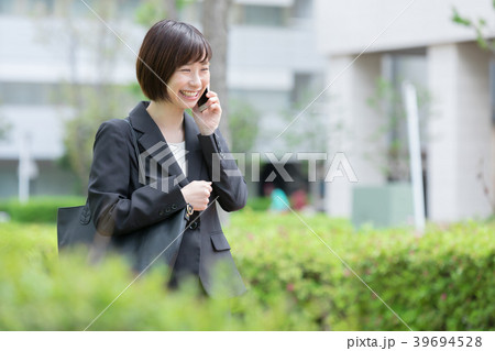 オフィス街　電話をかけるスーツの女性　OL　ビジネス　スーツ　ポートレート　リクルート 39694528