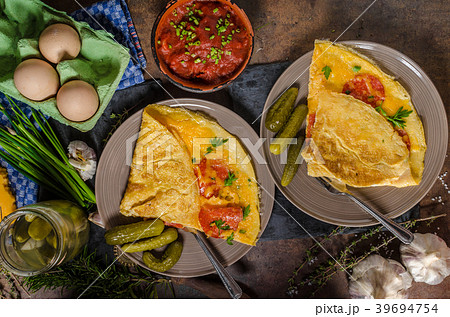 Omelet with chorizo and cheddar cheese 39694754