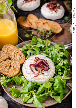 Grilled Camembert cheese Grilled Camembert cheese 39694792