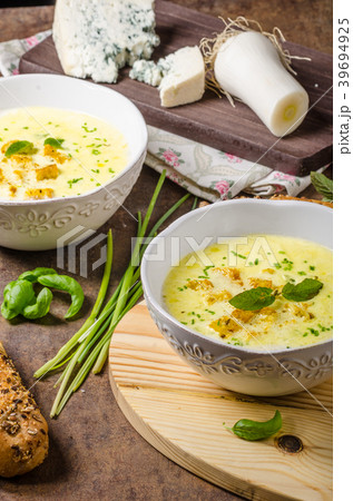 Curry soup with croutons 39694925
