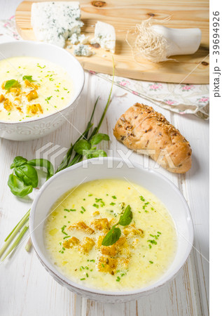 Curry soup with croutons 39694926