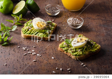 Wholegrain sandwich healthy 39695064