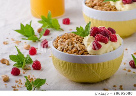 Baked granola with pudding Baked granola with pudding 39695090