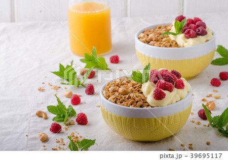 Baked granola with pudding Baked granola with pudding 39695117