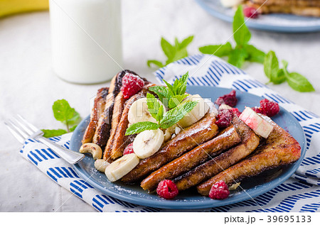French toast with banana 39695133