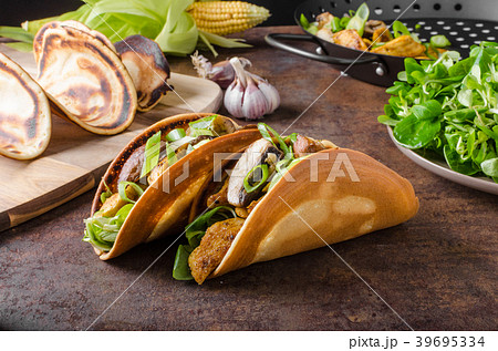 Homemade chicken tacos Homemade chicken tacos 39695334