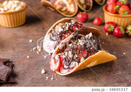 Homemade tacos with ice cream Homemade tacos with ice cream 39695337