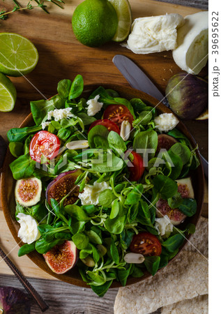 Figs lettuce salad Figs lettuce salad 39695622