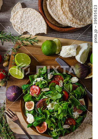 Figs lettuce salad Figs lettuce salad 39695623