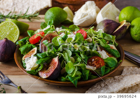 Figs lettuce salad Figs lettuce salad 39695624