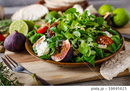 Figs lettuce salad Figs lettuce salad 39695625