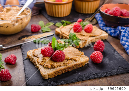 Toast with peanut butter and berries Toast with peanut butter and berries 39695690