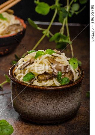 Chinese noodles with mushrooms 39695799