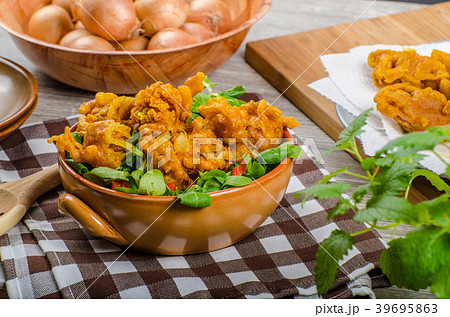 Crispy onion bhajis Crispy onion bhajis 39695863
