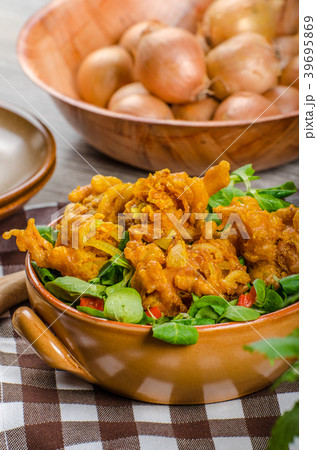 Crispy onion bhajis 39695869