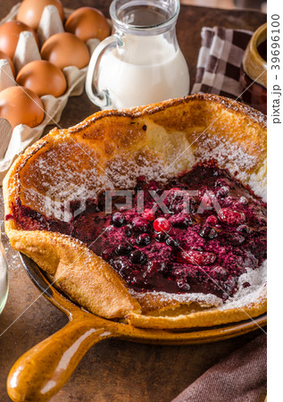 Dutch baby pancake with berries Dutch baby pancake with berries 39696100