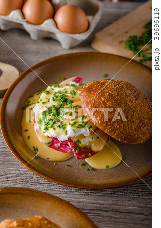 Egg benedict with hollandaise sauce Egg benedict with hollandaise sauce 39696119