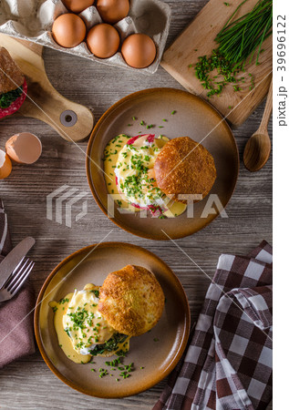 Egg benedict with hollandaise sauce Egg benedict with hollandaise sauce 39696122