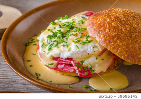 Egg benedict with hollandaise sauce 39696145