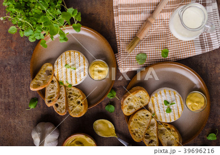 Grilled camembert with dijon mustard 39696216