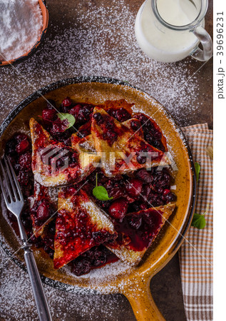 French toats with berries French toats with berries 39696231