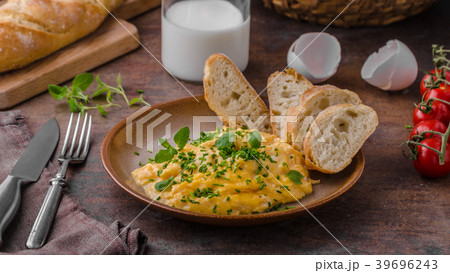 Scrambled eggs with herbs 39696243