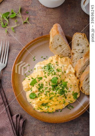 Scrambled eggs with herbs 39696245