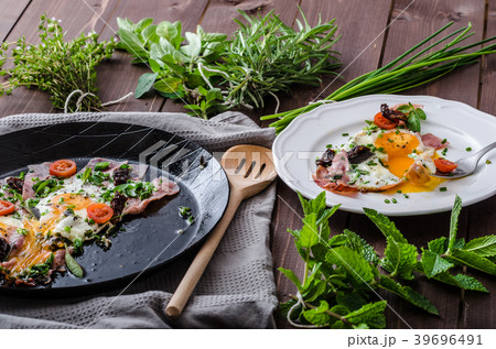 Fried eggs with ham and herbs Fried eggs with ham and herbs 39696491