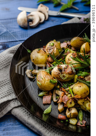 Cowboy potatoes with bacon and herbs Cowboy potatoes with bacon and herbs 39696511