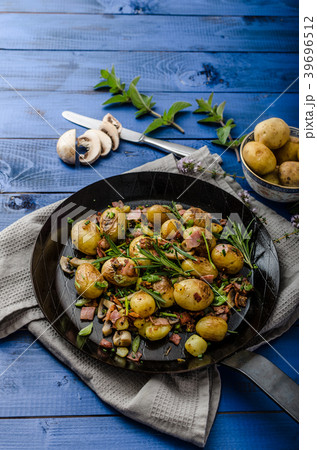 Cowboy potatoes with bacon and herbs Cowboy potatoes with bacon and herbs 39696512