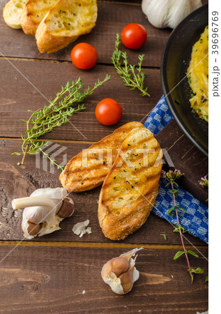 Herb omelette with chives and oregano sprinkled with Herb omelette with chili flakes Herb omelette with chives and oregano sprinkled with Herb omelette with chili flakes 39696769