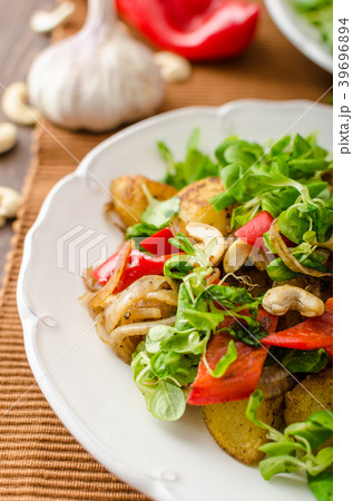 Summer potato salad 39696894