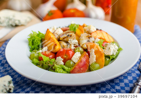 Grilled fruit with blue cheese and salad Grilled fruit with blue cheese and salad 39697104