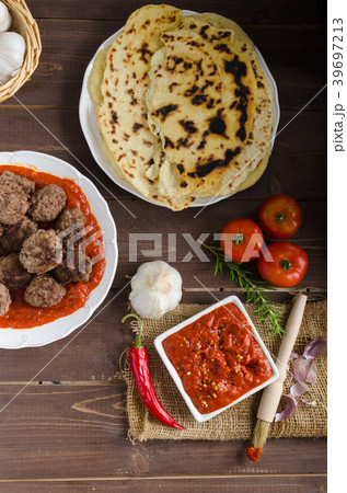 Indian lunch - meat balls with naan 39697213