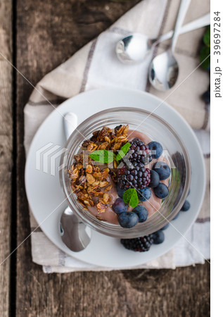 Chocolate pudding with berries Chocolate pudding with berries 39697284